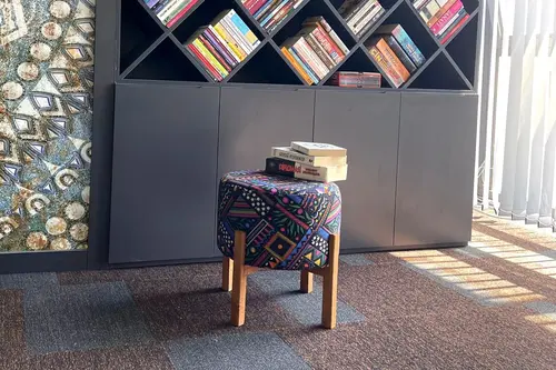 Renkli Çapraz Ahşap Ayak Puf